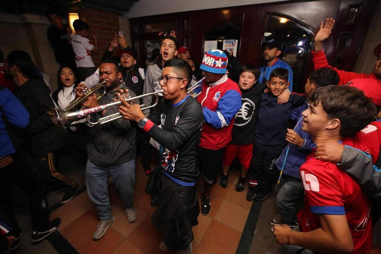 Las trompetas aparecieron en el banderazo de la barra organizada del Olimpia. Todo fue una fiesta en el hotel de concentración.