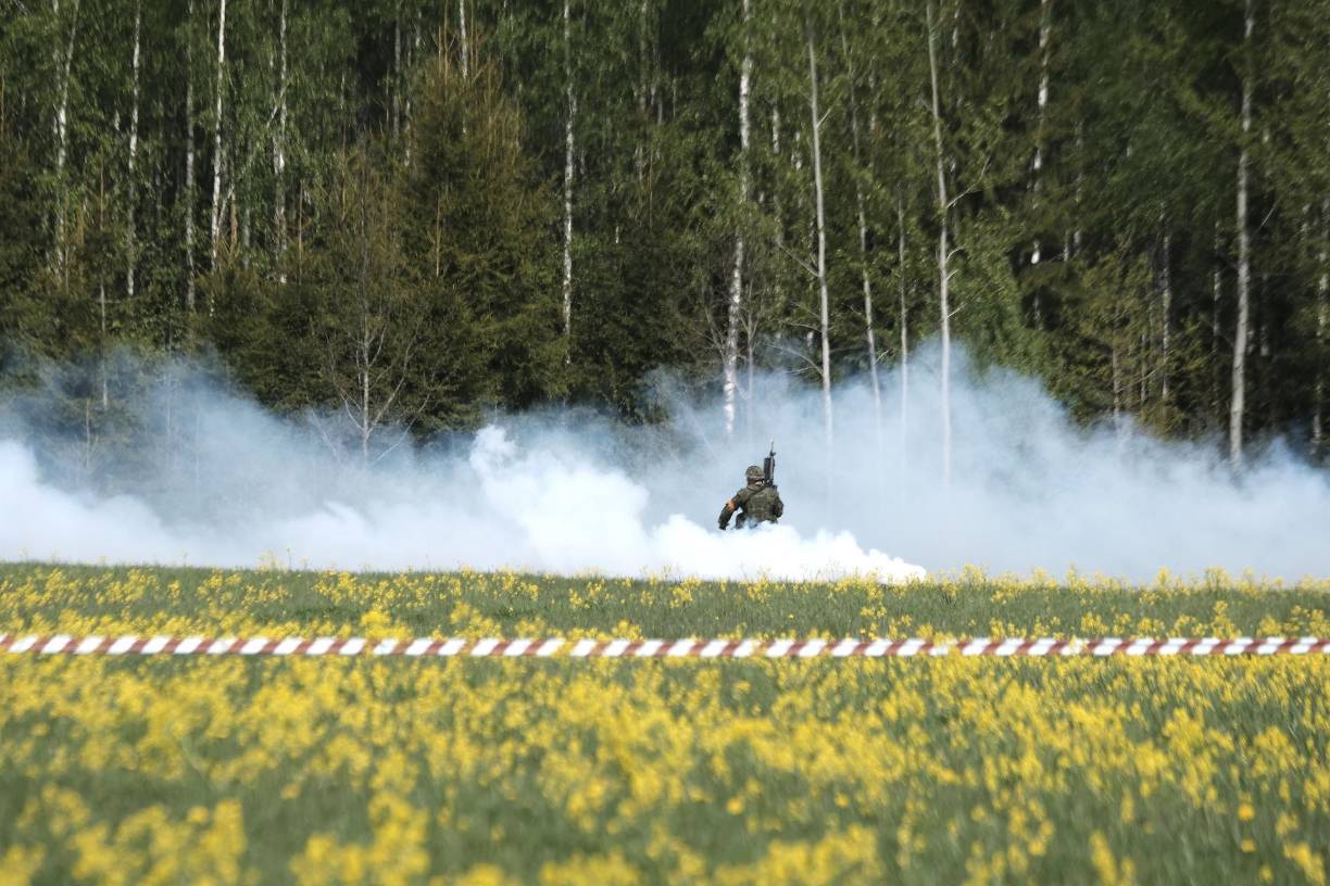 “La principal tarea del ejercicio Escudo de Verano 2022 es mejorar los procedimientos de gestión de las operaciones aéreas y terrestres entre las unidades de las Fuerzas Armadas Nacionales, incluida la Guardia Nacional, y fuerzas armadas extranjeras”, precisaron las Fuerzas Armadas letonas en un comunicado.