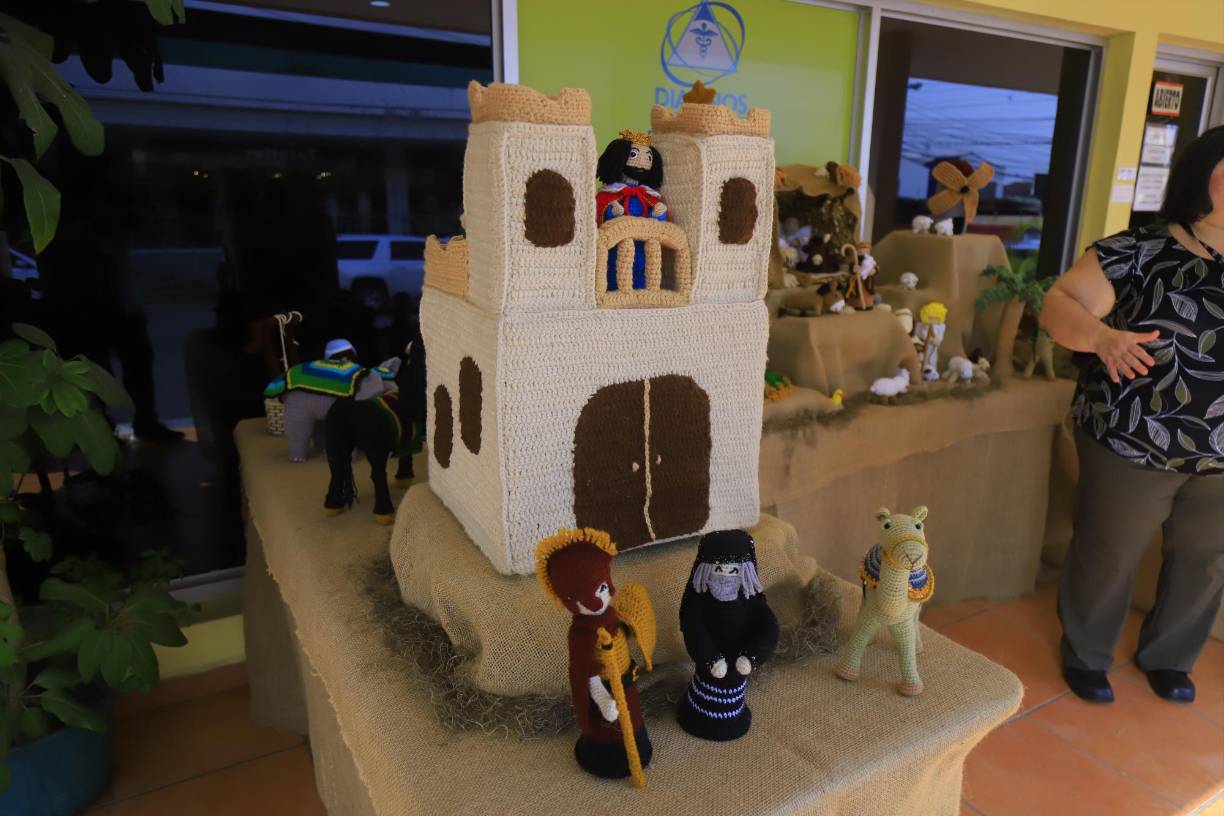 El rey Heródes en su casa, abajo un soldado romano y un sacerdote judio.