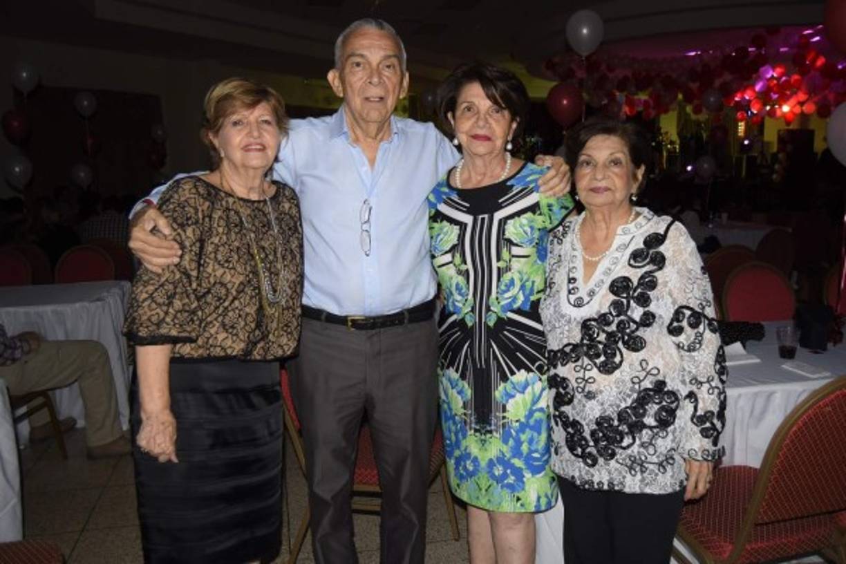 Magdalena y Héctor Barletta, Suyapa y Ana Yacamán.