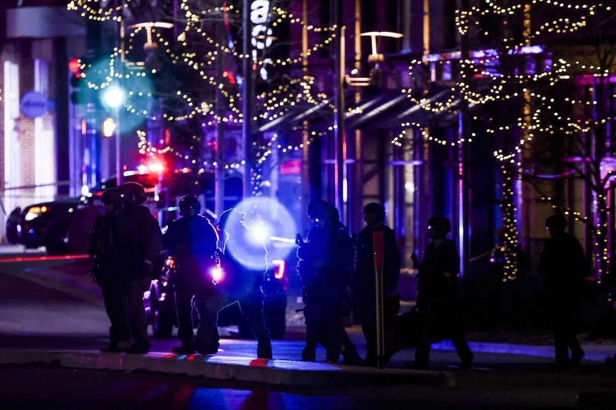 El ataque comenzó el lunes por la tarde y se registraron disparos en al menos cuatro lugares de la ciudades de Denver y Lakewood, dijo la policía en una conferencia de prensa por la noche. 