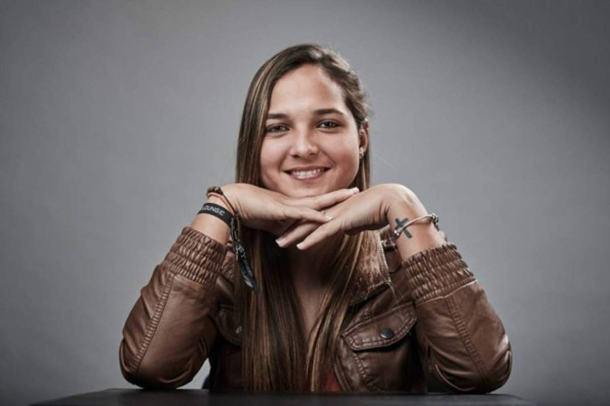 Mientras sigue deleitando al mundo con su fútbol, Deyna se prepara para ser periodista deportiva en el futuro, rama en la que, con su carisma, conocimiento y conexiones es muy probable que también la veámonos triunfando en unos años.