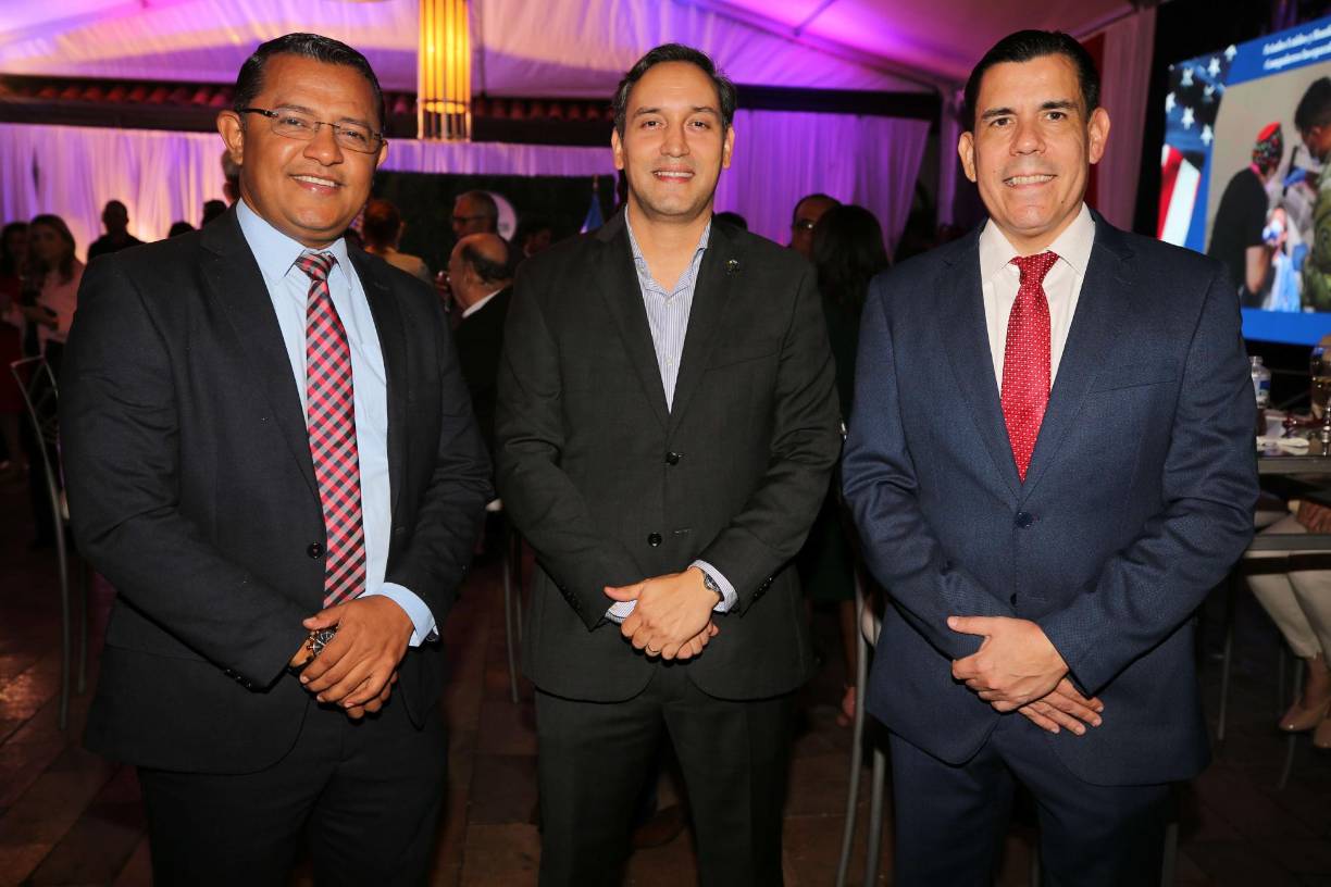<i><b>Ernesto Lezama, Samir Siryi y Rafael Canales</b></i>