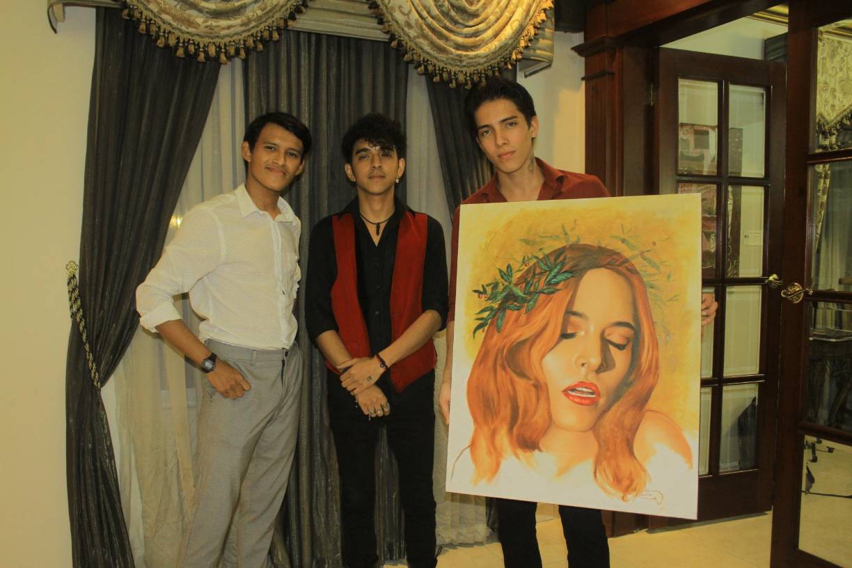 Emin Banegas, Diego Osorio y el artista Krisstoopher Sagastume con su obra “Estudio de mujer”. 