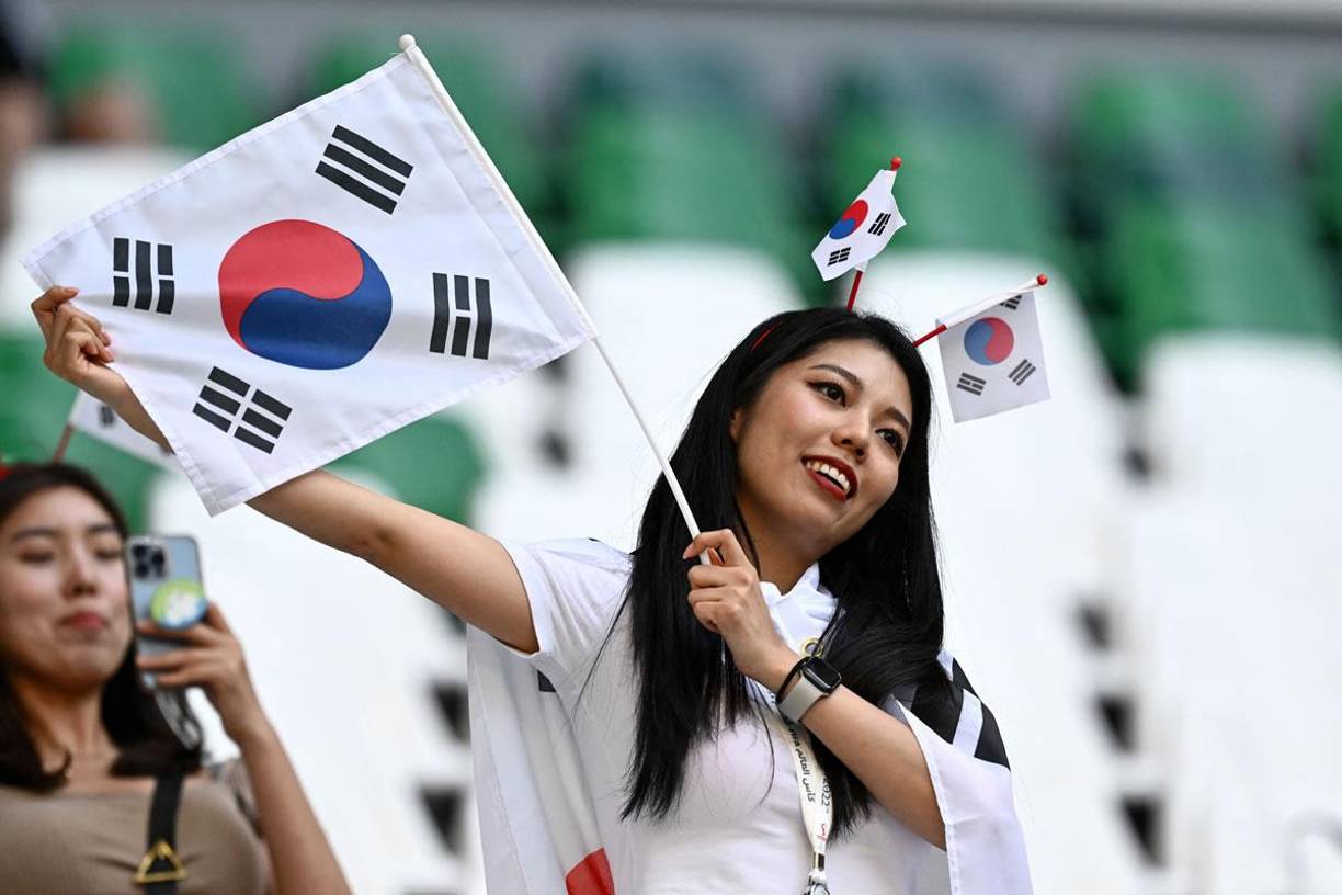 Otra seguidora surcoreana con banderas de la selección asiática.