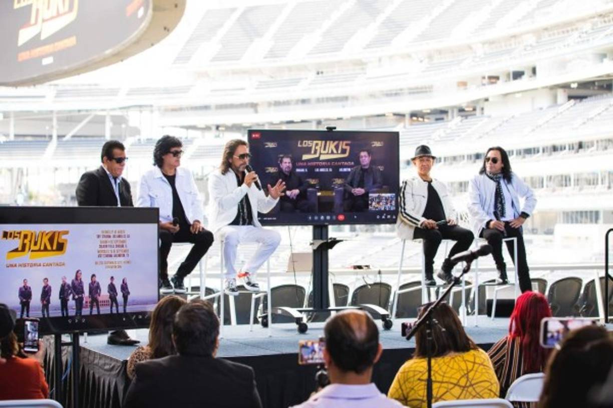 Bajo el nombre “Una historia cantada”, esta gira pasará el 4 de septiembre por el estadio Soldier Field de Chicago antes de terminar el 15 del mismo mes con un concierto en Texas en el AT&T Stadium de Arlington, cerca de Dallas. Por ahora serán solo tres conciertos, aunque Los Bukis apuntaron que, si todo va bien, tienen en mente añadir nuevas fechas.