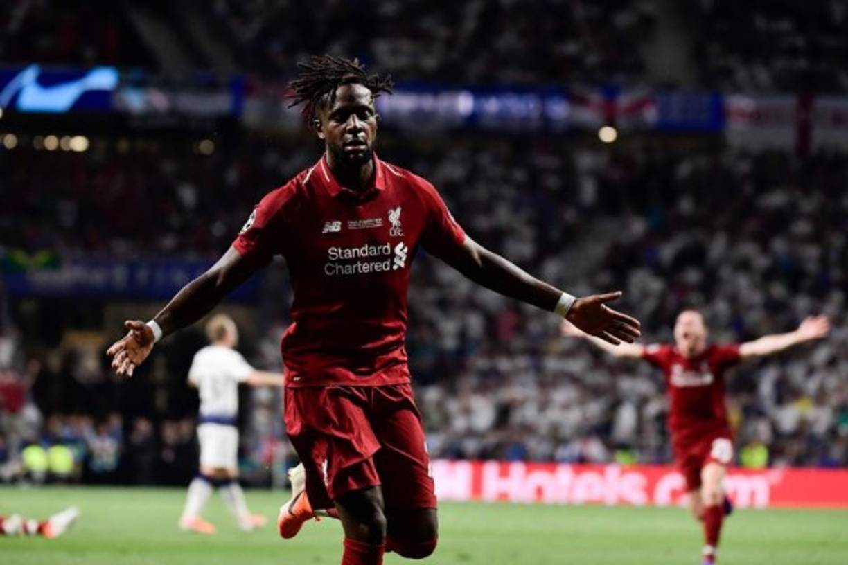Bayern Munich's Austrian defender David Alaba (R) consoles Paris Saint-Germain's Brazilian forward Neymar (C) after the UEFA Champions League final football match between Paris Saint-Germain and Bayern Munich at the Luz stadium in Lisbon on August 23, 2020. (Photo by Miguel A. Lopes / POOL / AFP)