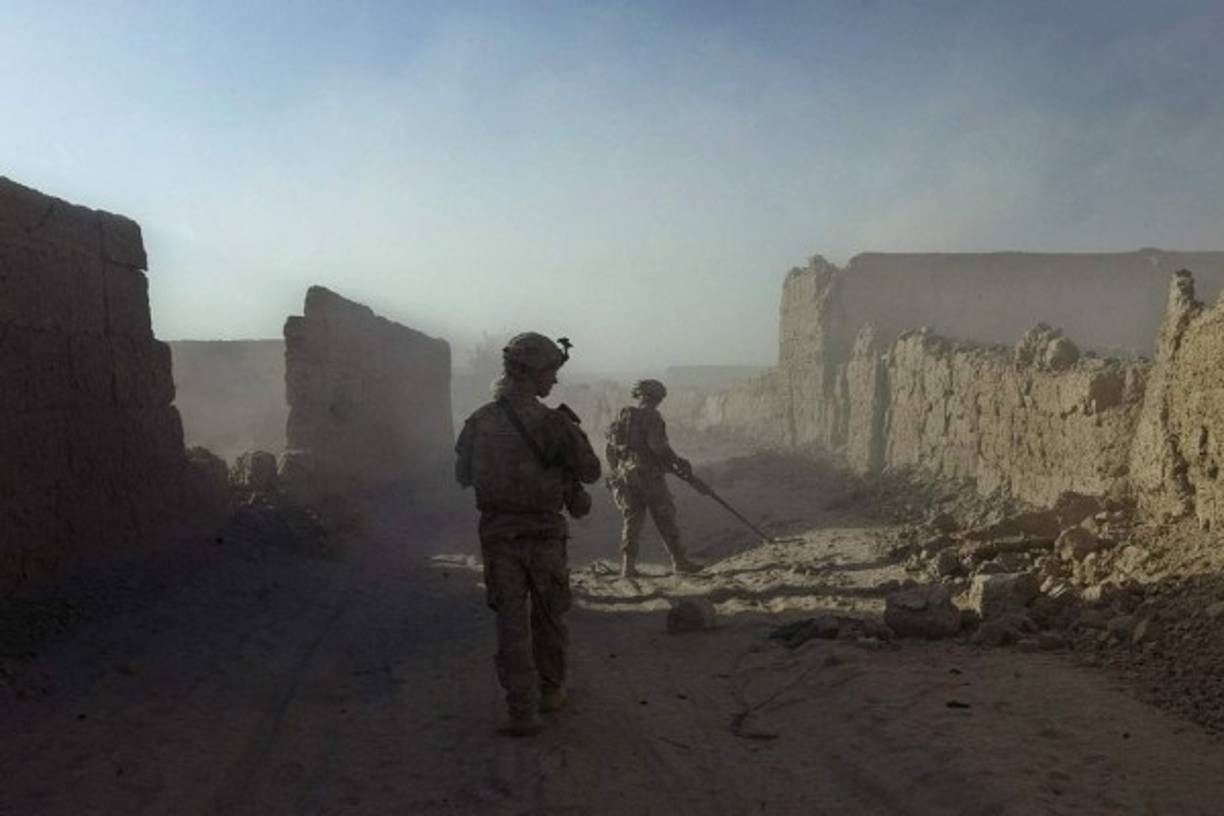 La denominada 'Operación Libertad Duradera' fue ordenada por el presidente George W. Bush, amparada en el artículo 51 de la Carta de Naciones Unidas, que otorga el derecho a la legítima defensa. Estados Unidos recibió el inmediato respaldo de Reino Unido iniciando los bombardeos aéreos en Afganistán. En 2002, la infantería estadounidense, británica y canadiense, avanzando con fuerzas especiales de varias naciones aliadas como Australia, fueron desplegadas en el terreno.