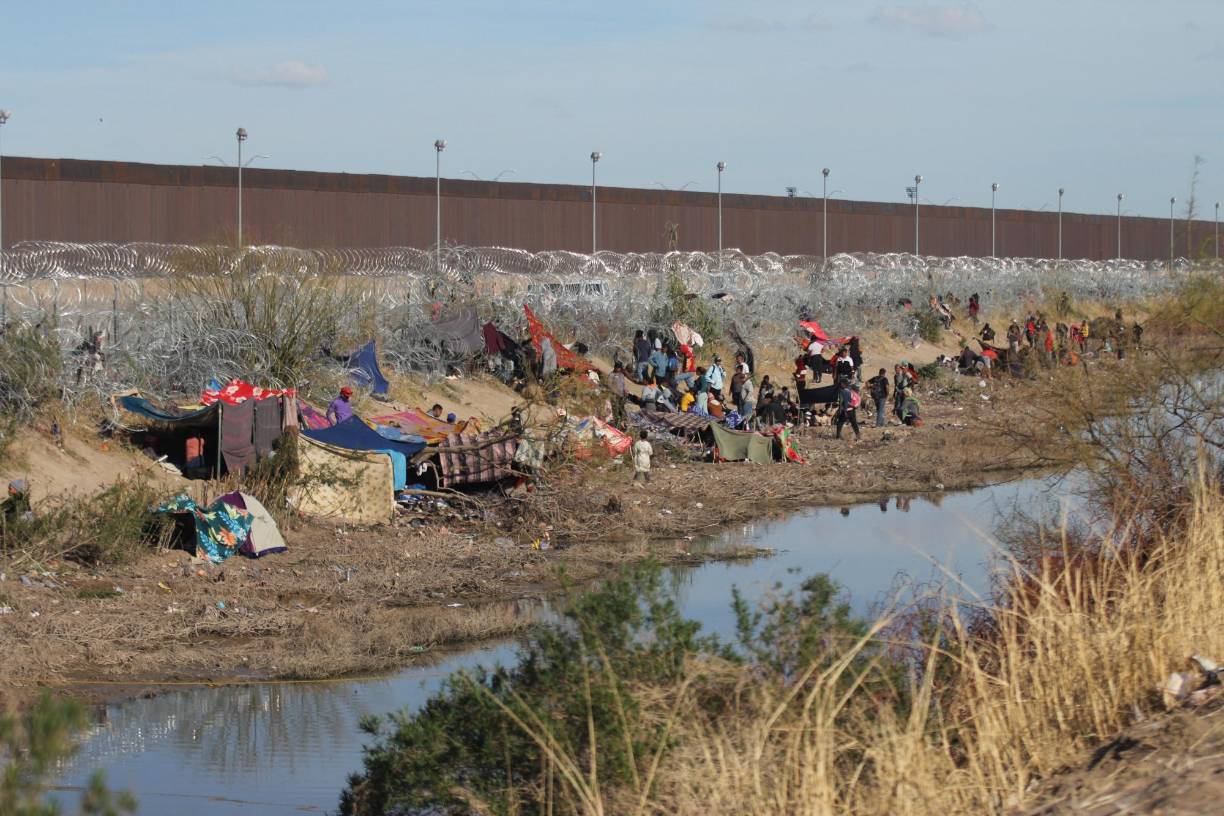 Un campamento de 100 migrantes se ha afianzado en la frontera de México con Estados Unidos entre la incertidumbre por la ley SB4 de Texas, que el gobernador, Greg Abbott, insiste en aplicar pese a los fallos judiciales.
