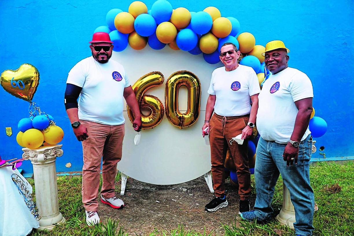 “Me hacía un poco de memoria y pensaba que sesenta años no es cualquier cosa, hay muchas empresas que no llegan a eso, pero si en verdad nosotros nos ponemos a pensar en qué es lo que decimos, en qué es lo que dice nuestra camiseta ‘Salud para Todos’ suena como un eslogan, no lo es, cada uno de ustedes quiero que sepan que en algún punto han ayudado a salvar una vida”, expresó Canahuati. “Ayudamos con la salud primero de nuestros clientes, los consumidores finales, ayudamos a la salud de los puntos de venta, los hospitales que atendemos a seguir generando empleo y atención, ayudamos con la salud y el bienestar de la gente que trabaja con nosotros, que tiene un empleo, que tiene una fuente para seguir creciendo, pero al final del día nuestro principal objetivo es ayudar a la salud del país y de todos nuestros países vecinos”. El ejecutivo dijo que ‘Salud para Todos’ suena fácil como eslogan, “pero en el día a día es difícil, yo sé que ustedes le meten sudor, esfuerzo, sacrificio que quizás en un tema de sesenta años no se ve, pero cuando uno saca cuenta de sesenta años son casi 32 millones de minutos y si uno se pone a pensar en lo que dicen los médicos que en un minuto se puede salvar la vida, piénsenlo que quizá ustedes, y sobre todo los que más tiempo llevan aquí, han ayudado a salvar casi 32 millones de vidas”.