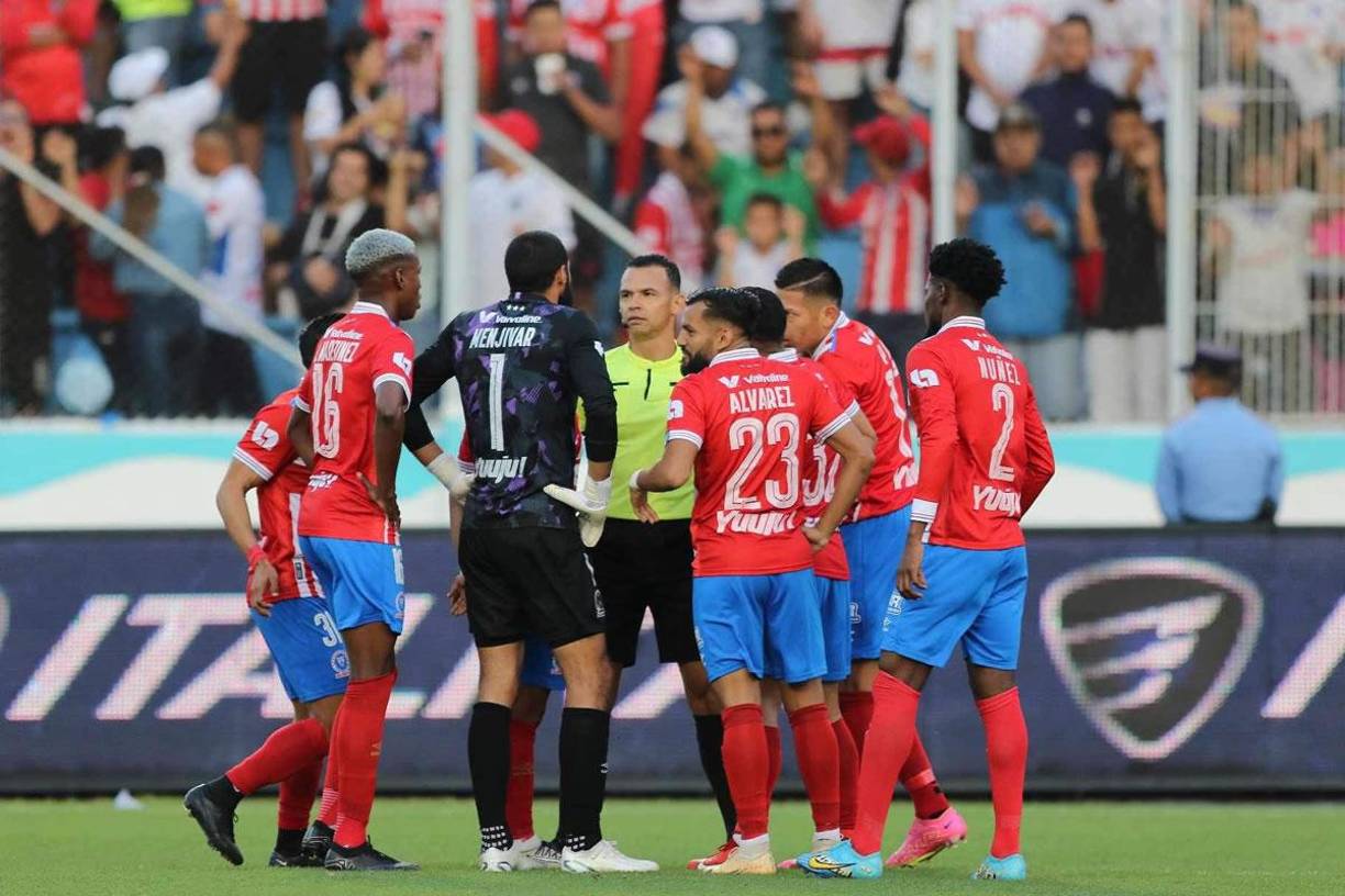 Los jugadores del Olimpia le reclaman al árbitro Nelson Salgado tras pitar el penal a favor de Motagua.