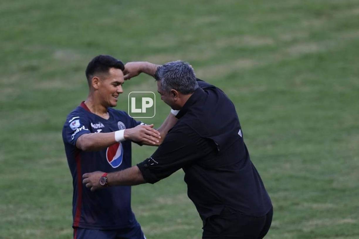 El paraguayo Roberto Moreira marcó el segundo gol de Motagua y se fue en busca de Diego Vázquez para dedicárselo y abrazarlo.