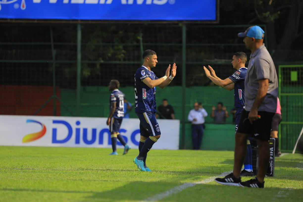 Héctor Castellanos fue sacado a los 14 minutos del primer tiempo; fue reemplazado por Edwin Maldonado.