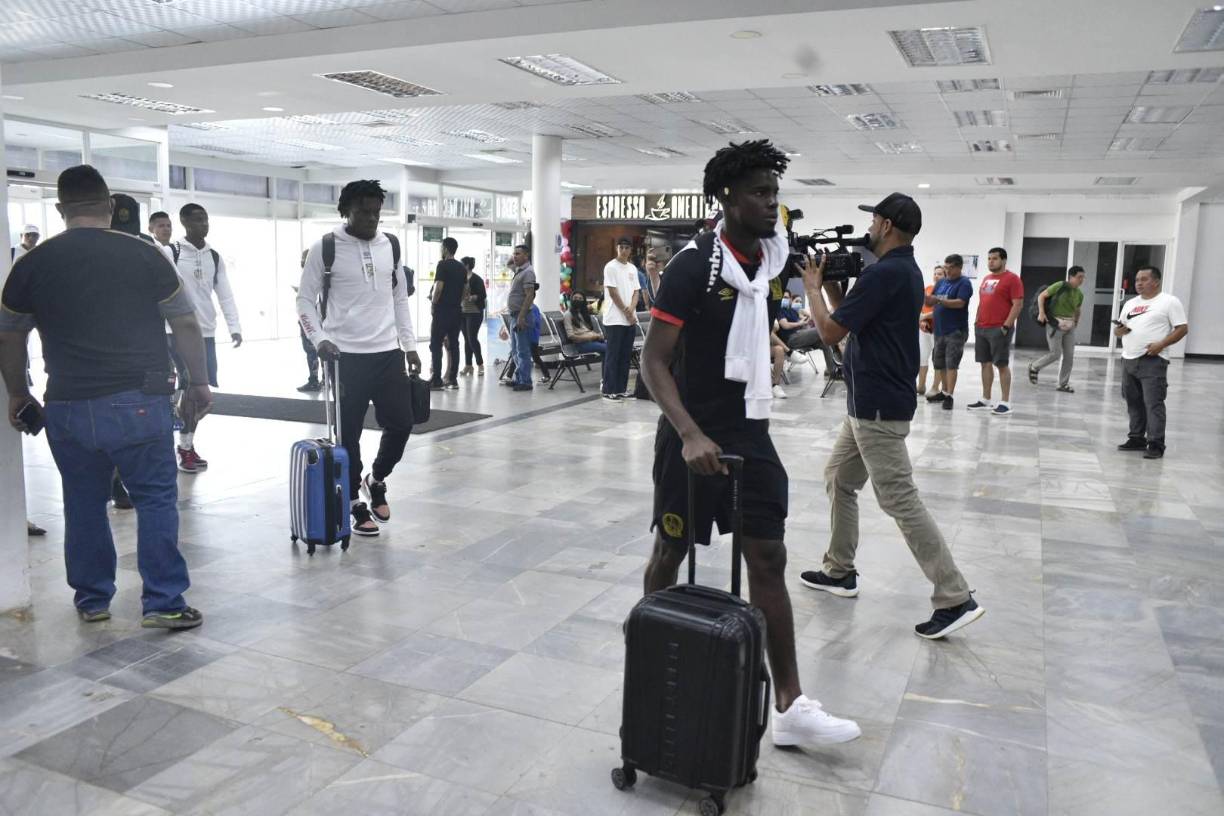 El Aeropuerto Ramón Villeda Morales de La Lima, Cortés fue el punto de salida del equipo blanco que llegará a horas del mediodía a la capital mexicana.
