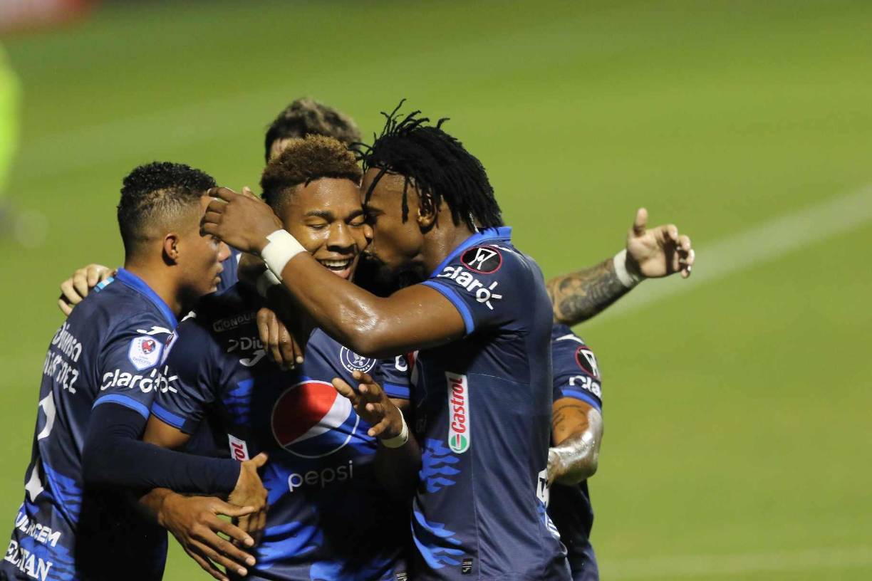 Riky Zapata le dio un beso a Yeison Mejía luego del gol del futbolista de los azules.