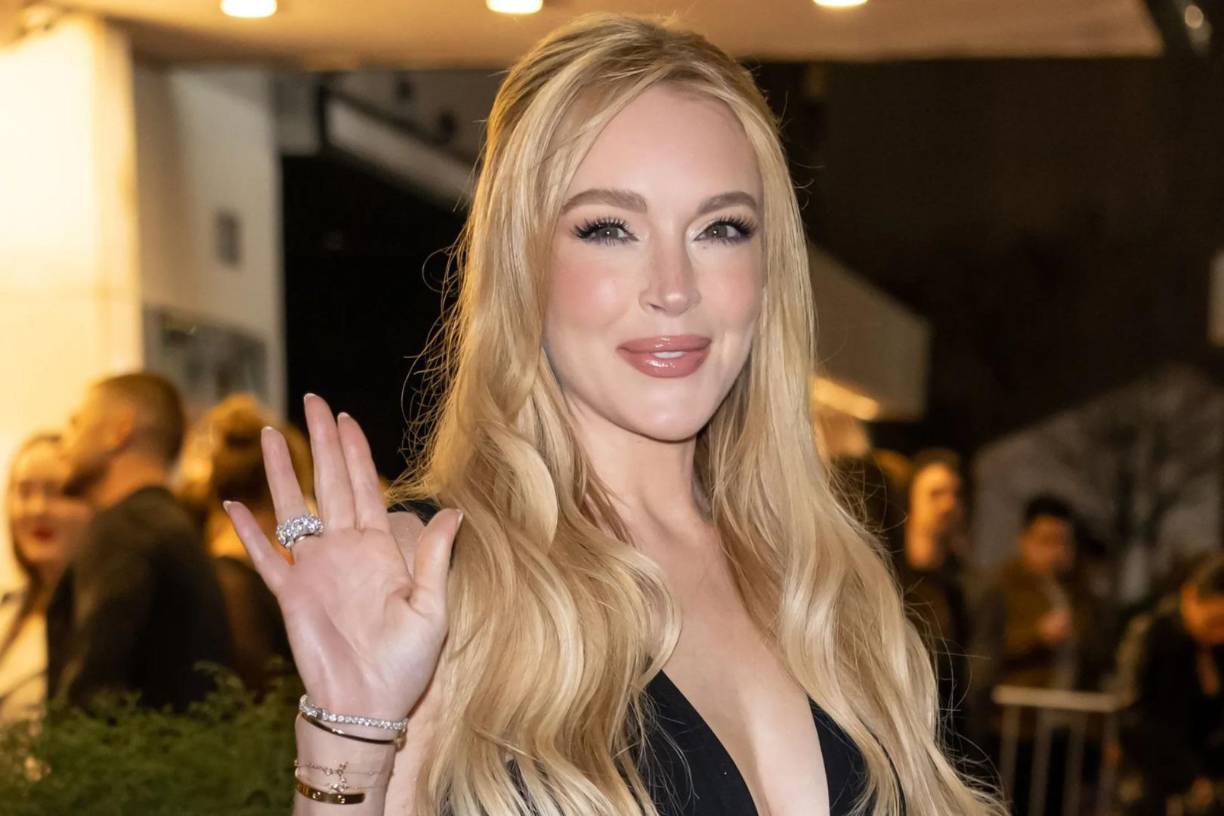 Los seguidores de Lindsay Lohan quedaron anonadados por el nuevo rostro juvenil que presumió en el estreno de su nueva película de Netflix. La actriz lucía deslumbrante mientras caminaba en la alfombra roja de la presentación de “Our Little Secret”, filme que llega a la plataforma de streaming el próximo 27 de noviembre. La estrella de 38 años, que según expresan sus fans en redes sociales, luce más joven que cuando tenía menos edad. 