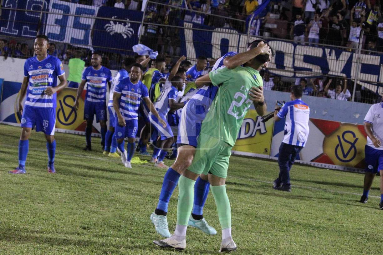 Los jugadores del Victoria celebraron a lo grande su triunfo. La Jaiba Braga no ganaba un clásico desde el 2015.