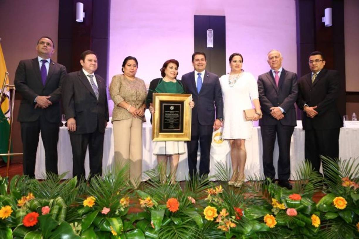Armando Calidonio, Jorge Rivera Avilés, Lisseth García, la galardonada María Antonia Martínez de Fuentes, la pareja presidencial Juan Orlando y Ana Hernández, Mauricio Oliva y Eduin Romero.