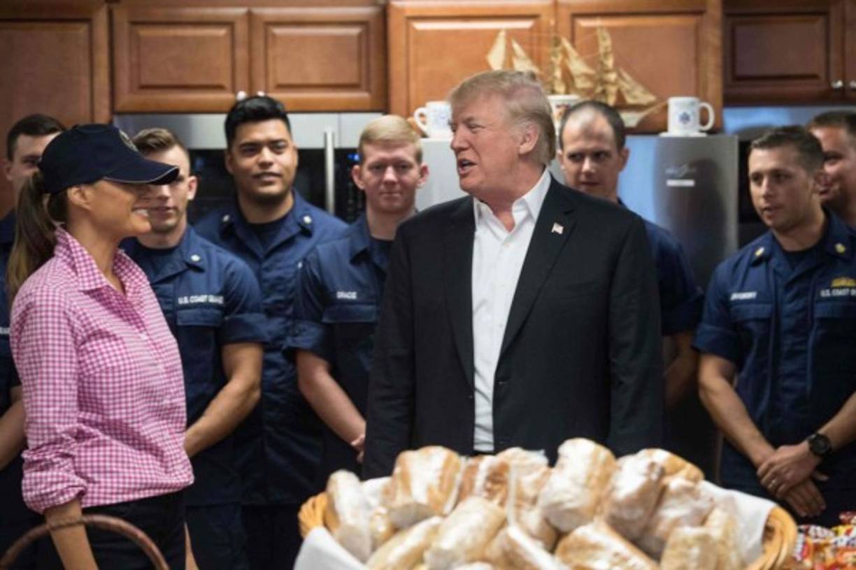 Donald Trump y su esposa Melania sorprendieron a los miembros de la Guardia Costera de EUA en la Riviera Beach, Florida, para celebrar el Día de Acción de Gracias.