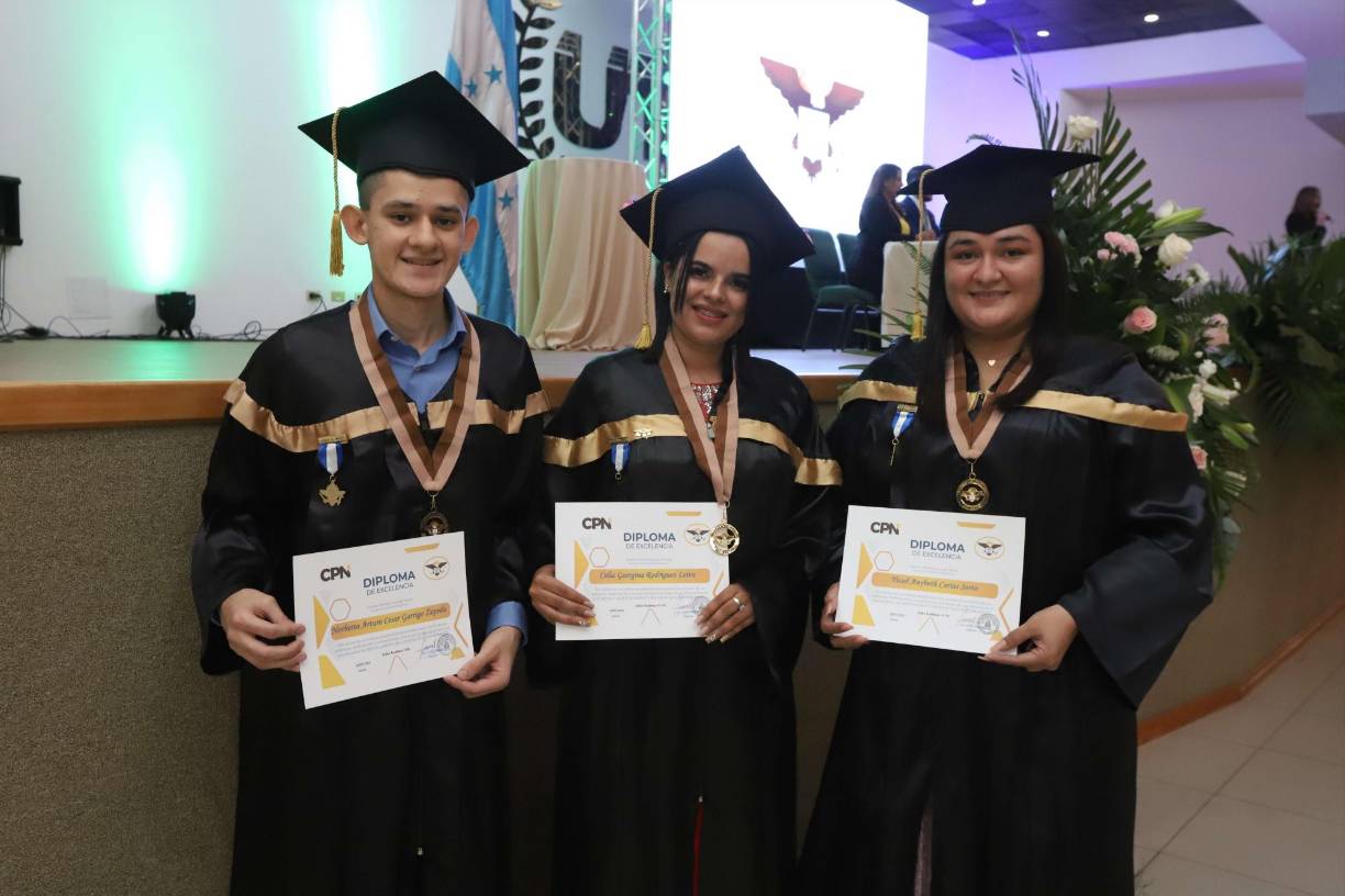 El Centro Politécnico del Norte (CPN) festejó a 98 alumnos por la culminación de sus estudios en Bachiller en Ciencias y Humanidades. El salón Julián Arriaga de la Universidad Tecnológica de Honduras (UTH) recibió a centenares de familiares y amistades de los graduandos que también fueron parte de este importante logro. En esta postal, los tres primeros lugares de excelencia académica, Norberto Garrigo, Celia Rodríguez y Yissel Carías. 