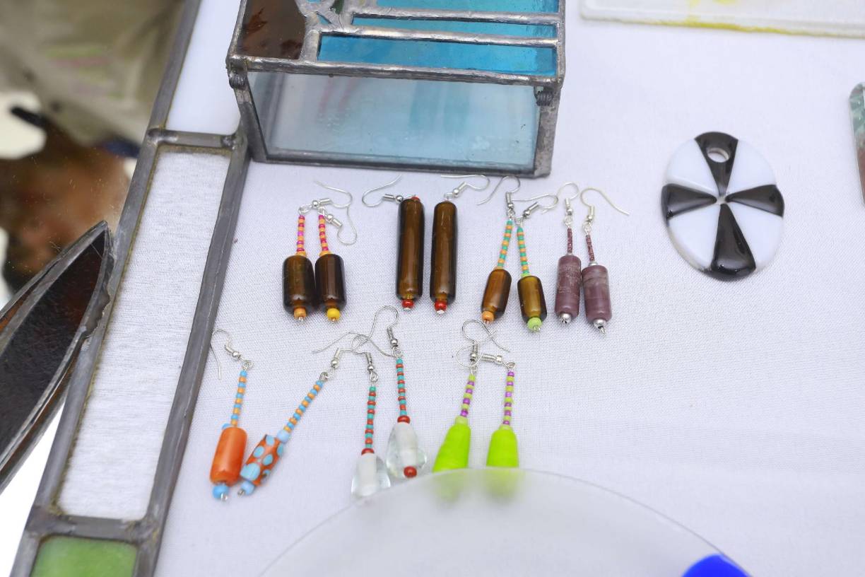 Más accesorios hechos por los jóvenes de la “Escuela del Vidrio”.