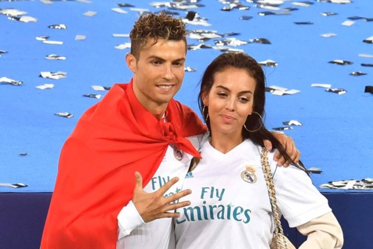 Las parejas de las estrellas del club español fueron retratadas, en donde aparecen casi todas las amadas de las figuras más importantes menos la de Cristiano Ronaldo.<br/><br/>¿Acaso las mujeres de los futbolistas excluyeron a la joven a propósito?