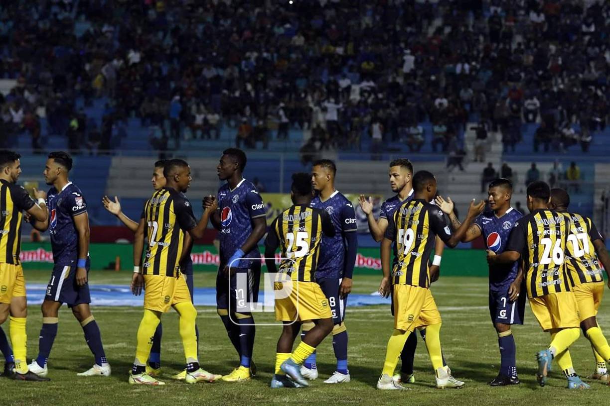 El saludo de los jugadores de Motagua y Real España antes del inicio del partido.