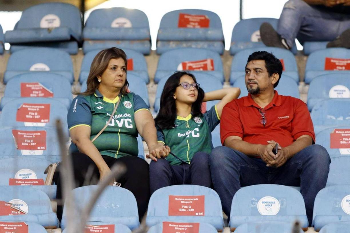 Esta familia verdolaga disfrutó al final el triunfo del Marathón sobre el Olimpia.