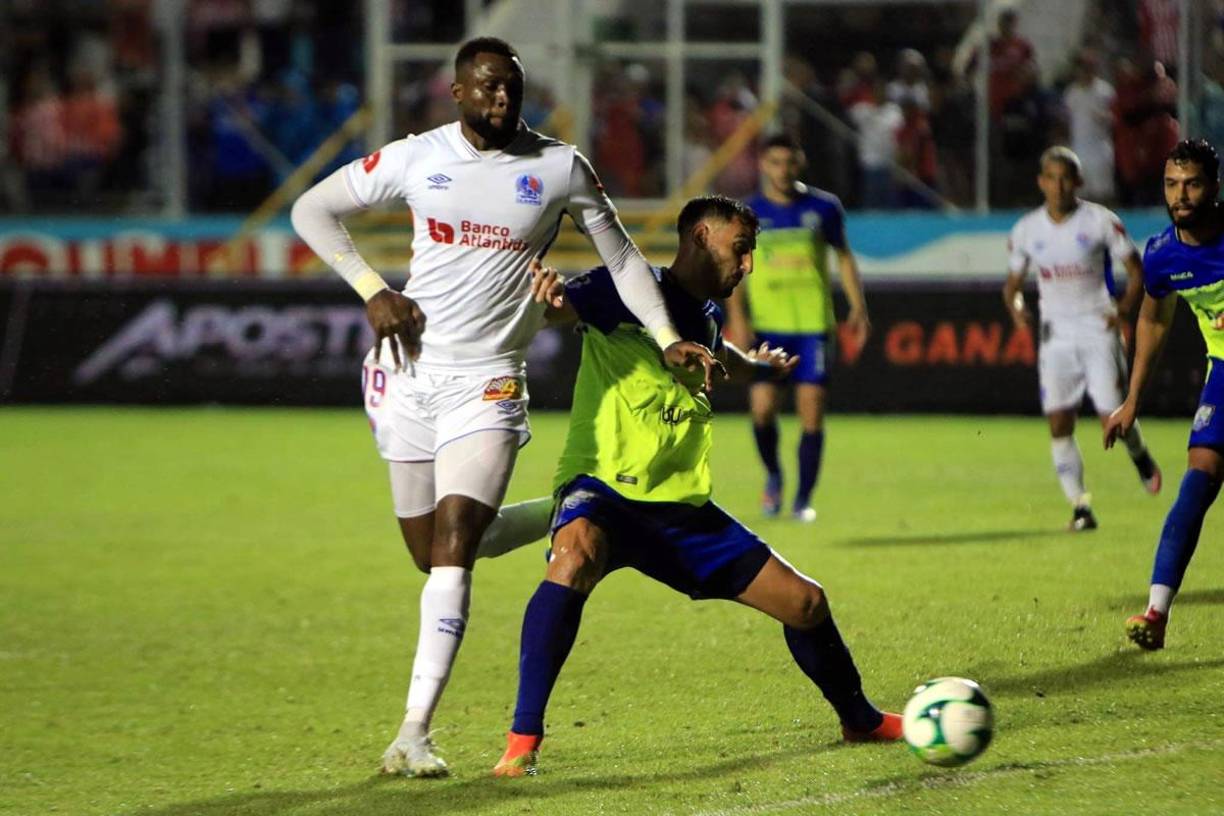 Yustin Arboleda hizo un taquito excepcional en el área de Potros, pero su disparo pasó a un lado de la portería de Harold Fonseca.