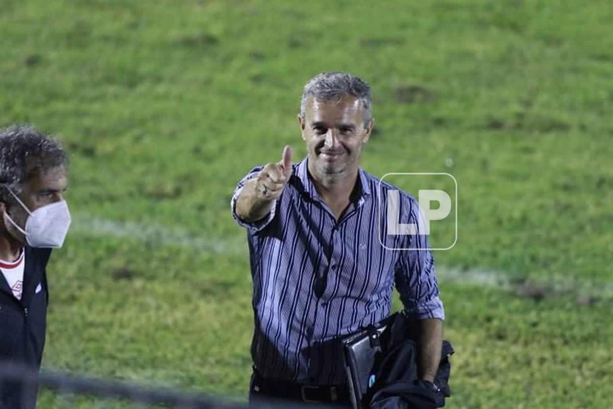 La felicidad de Pablo Lavallén celebrando el triunfo sobre el Vida.