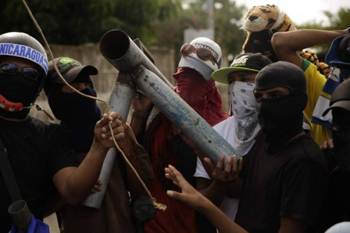 “Hay un promedio de tres personas diarias que han sido asesinadas en las protestas contra esta dictadura siniestra”, dijo Gonzalo Carrión, asesor legal del Centro Nicaragüense de Derechos Humanos (Cenidh), organismo que responsabiliza de estos crímenes al Gobierno con sus fuerzas policiales y parapoliciales.