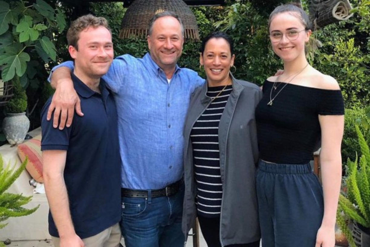Kamala ha manifestado estar orgullosa de su familia moderna formada por su esposo Doug Emhoff y sus hijastros Ella y Cole, quienes la llaman Momala.