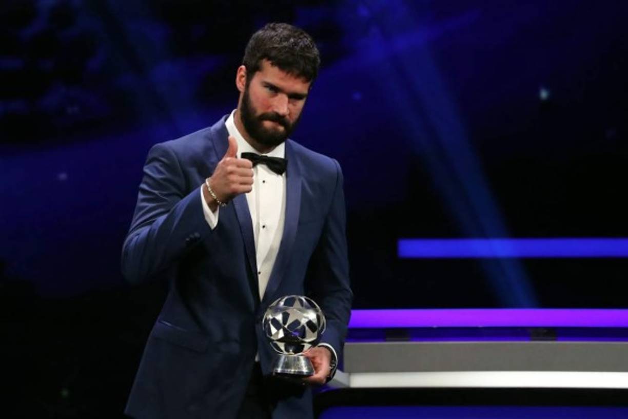 Alisson Becker luego de recibir el premio al Mejor Portero de la Champions League 2018-19.