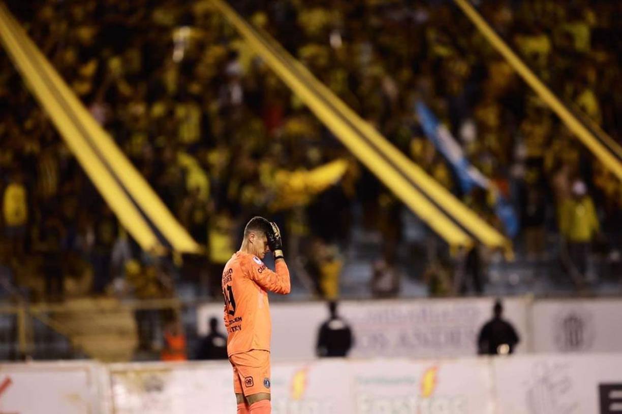 El portero argentino Jonathan Rougier encajó tres goles en el Claásico y tuvo una noche oscura.