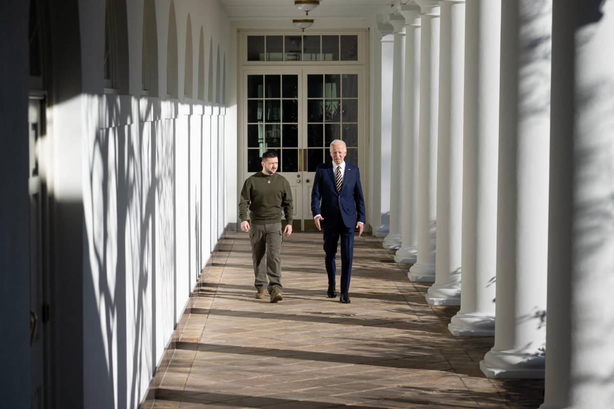  Zelenski expresó su agradecimiento “de corazón” al presidente Biden por la ayuda que ha recibido y recordó que la guerra que libra su país contra Rusia aún “no ha terminado”.