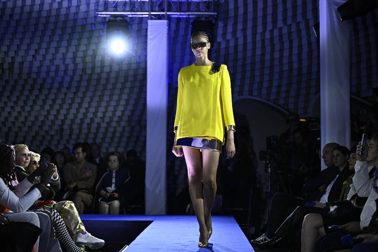 En la imagen vemos una modelo caminando por la pasarela del desfile de Pierre Cardin, ropa de mujer Primavera/Verano 2024 en París el 25 de septiembre de 2023. La Maison Pierre Cardin, que, bajo el impulso de su sobrino Rodrigo Basílicati -Cardin, regresó al calendario oficial de marzo tras una ausencia de más de dos décadas.