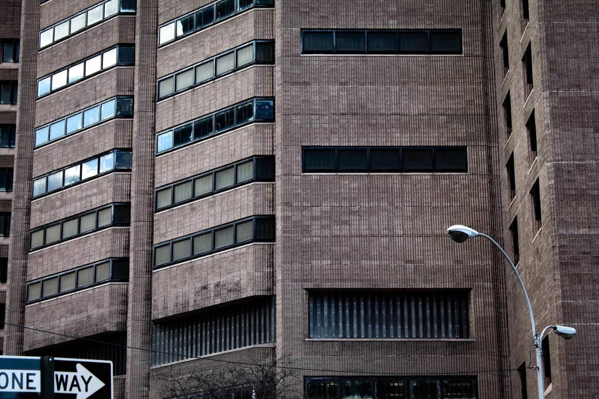 Ese confinamiento y medidas estrictas fueron criticadas en 2011 por Amnistía Internacional, que expresó que las celdas y el aislamiento “suponen un trato cruel, inhumano y degradante”.