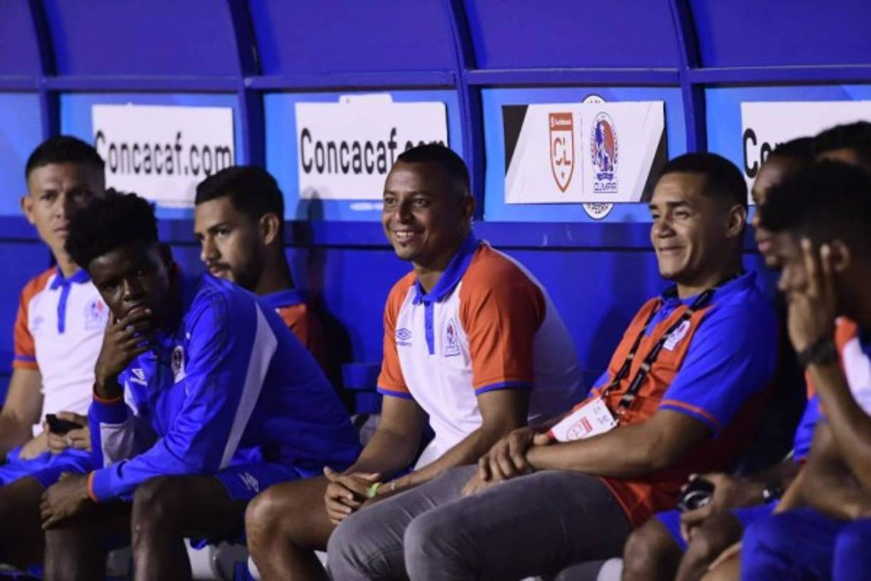 Carlos Will Mejía estuvo como 'infiltrado' en el banquillo del Olimpia. El jugador fue dado de baja, fichó por el Atlético Santa Cruz de la Segunda División, pero no olvida sus colores ni el amor que tiene por el León. Siempre apoya al conjunto albo y hasta se viste con uno más del cuadro, con el uniforme.