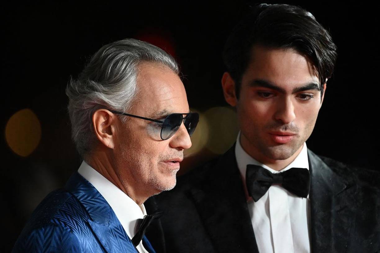 El tenor italiano Andrea Bocelli y su hijo Matteo Bocelli posan a su llegada al Theatre du Chatelet de París.