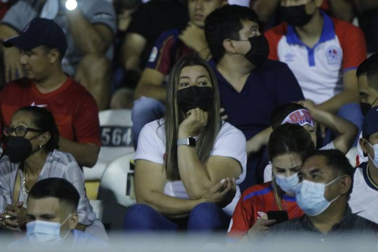 Bellas chicas, declaración de amor y una israelita: El ambiente del Olimpia - Motagua