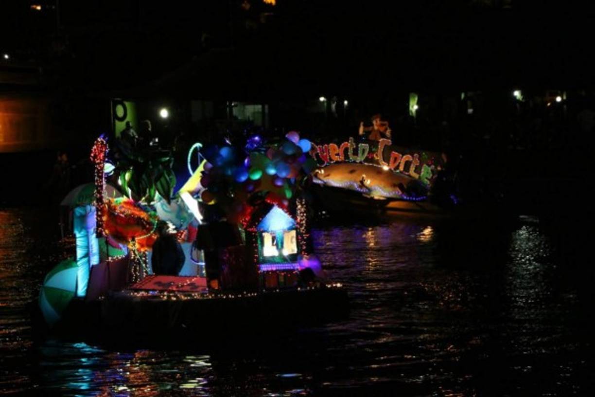 Cientos de turistas disfrutaron de la espectacular Noche Veneciana en el Malecón Puerto Caballos de Puerto Cortés como parte de la Feria Agostina.