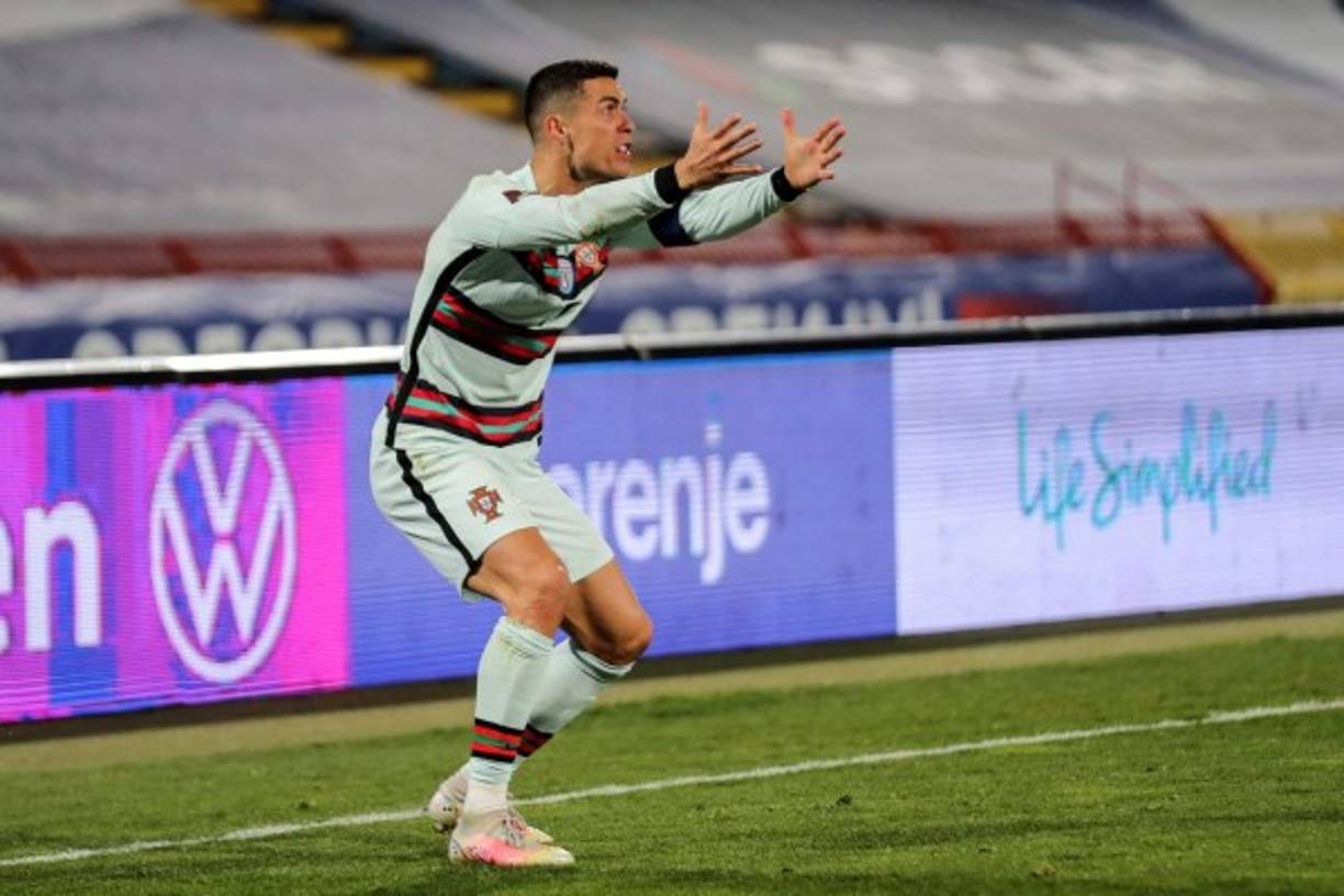 <br/>Cristiano empezó a celebrar el tanto. Pero el juez asistente no indicó gol y el árbitro tampoco, el crack portugués estaba sombrado tras la decisión. Foto EFE.