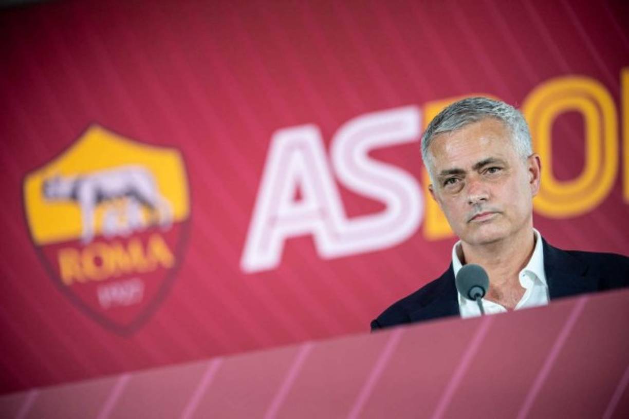 José Mourinho tiene una 'lista negra' en la Roma. El técnico portugués ha arrancado con fuerza su aventura al frente del equipo italiano y ha dado una lista de jugadores con los que cuenta para hacer la pretemporada y la noticia es que no cuenta con varios futbolistas importantes del plantel: Pedro, Justin Kluivert, Robin Olsen, Steven Nzonzi , Davide Santon, Javier Pastore, Ante Coric y también Federico Fazio. A esta limpieza le seguirán nuevas incorporaciones, pero Mou no ha querido desvelar ningún nombre.<br/><br/>Foto - Twitter @OfficialASRoma