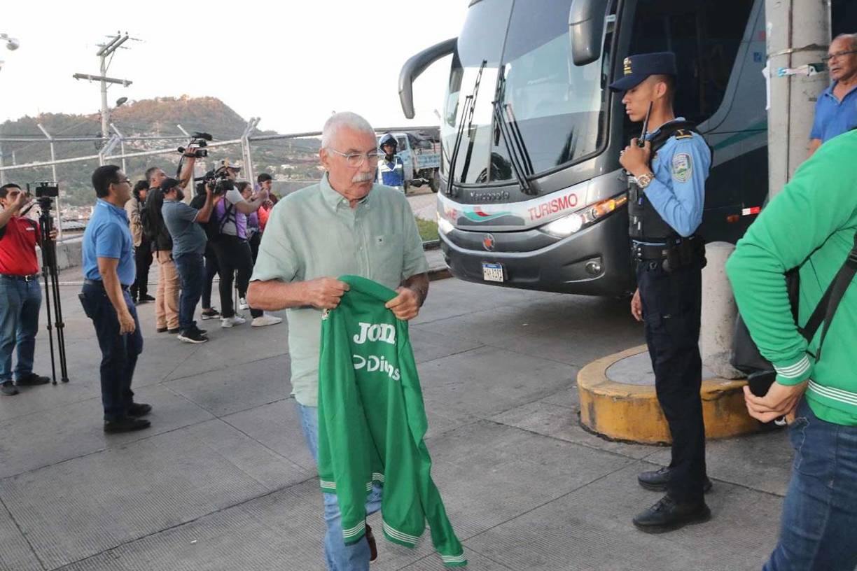 El Marathón, con Manuel Keosseián a la cabeza, fue el primer equipo en arribar al estadio Nacional Chelato Uclés casi dos horas antes del inicio del partido.