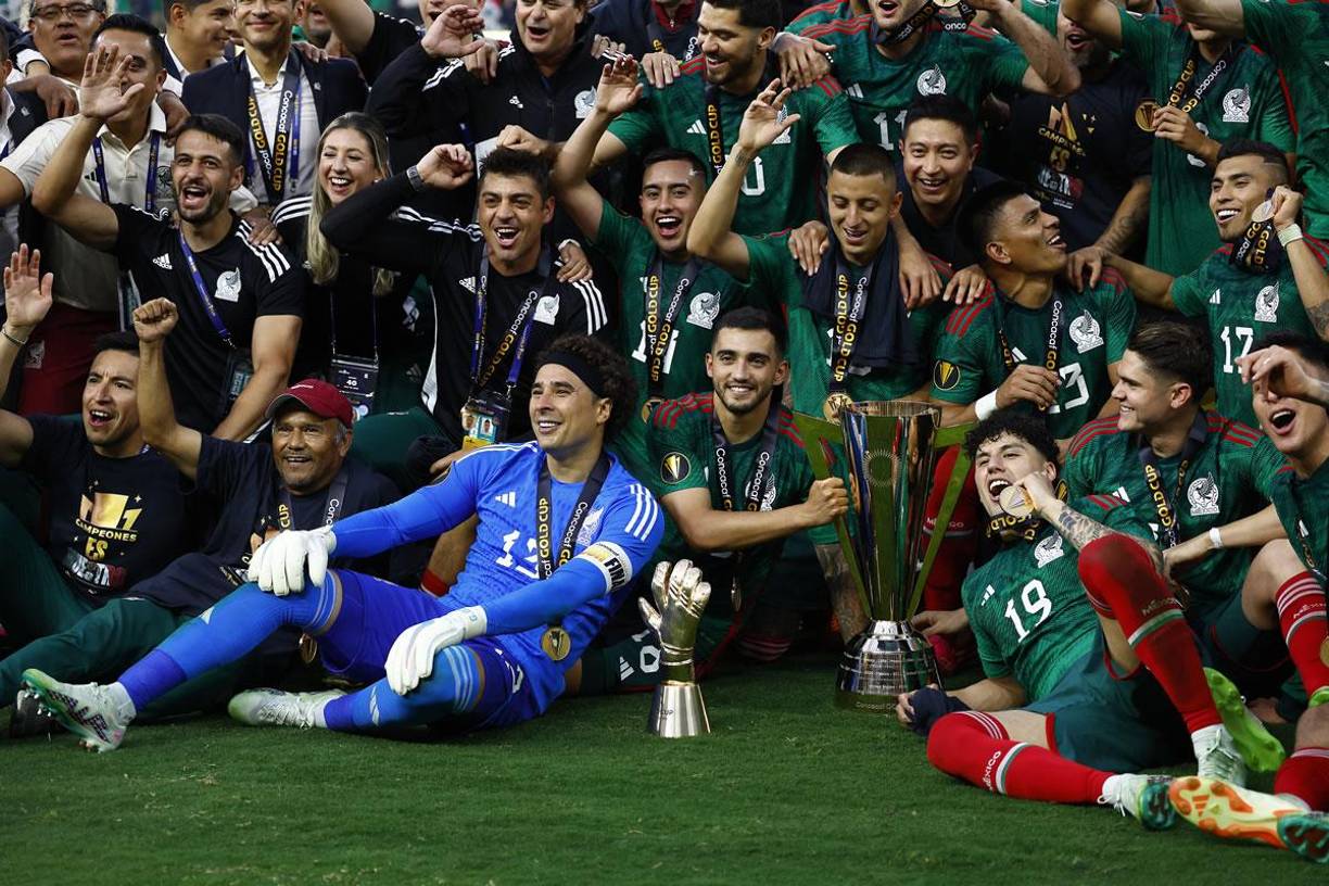 Los jugadores de México celebrando con el trofeo de campeones de la Copa Oro 2023.