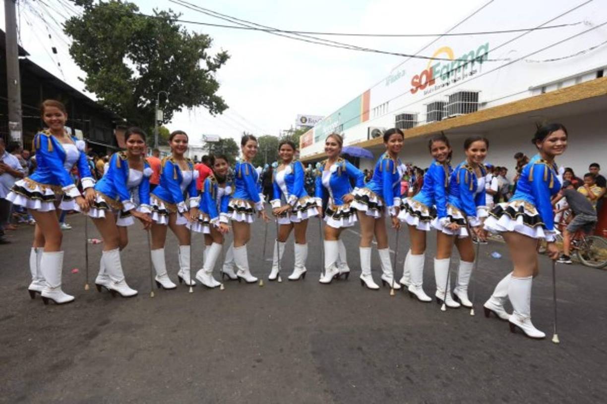Esta emblemática institución fue la última institución en presentarse y llevaba el número 83 en el listado de los colegios que desfilaron.