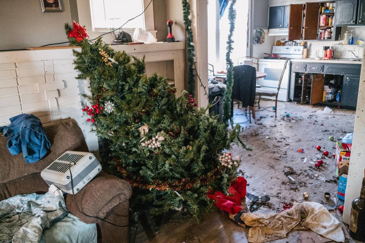 Miles de personas perdieron sus casas mientras cientos resultaron severamente dañadas.