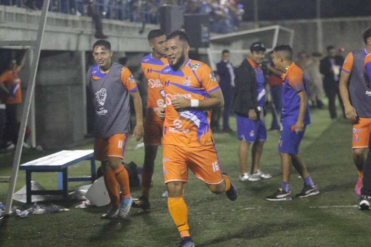 Árnold Meléndez corriendo a celebrar su gol que le dio el empate 3-3 a la UPN contra el Olimpia.