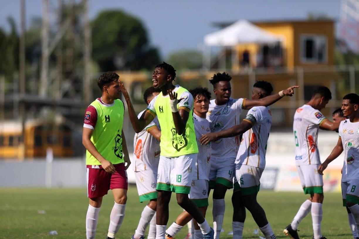 Bryan Johnson celebrando con sus compañeros el golazo de tiro libre que marcó para el empate 1-1.