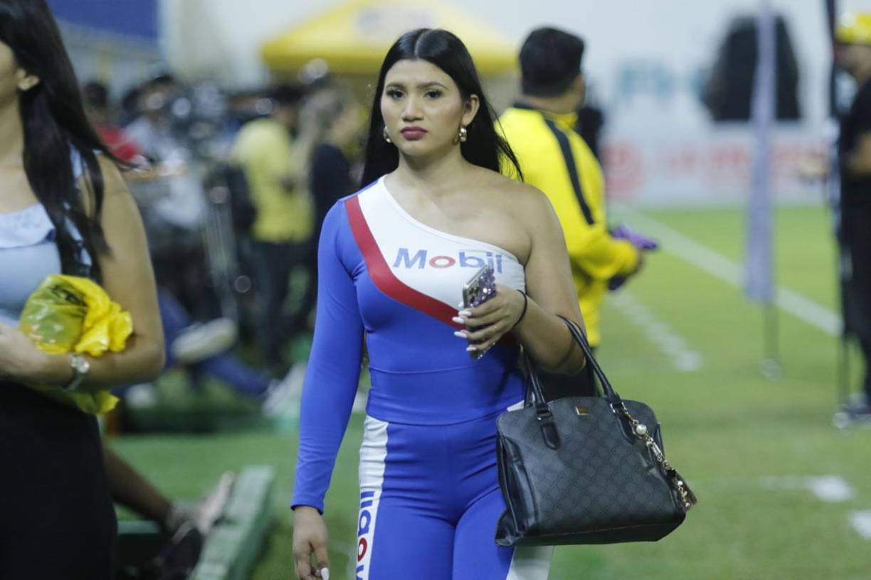 Esta guapa edecán llegó al Morazán para trabajar con uno de los patrocinadores del Real España.